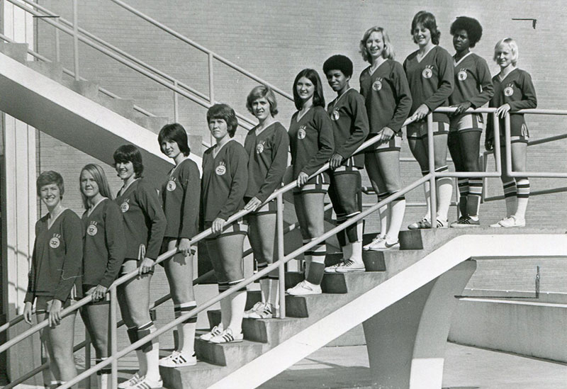 image of 1975 volleyball team