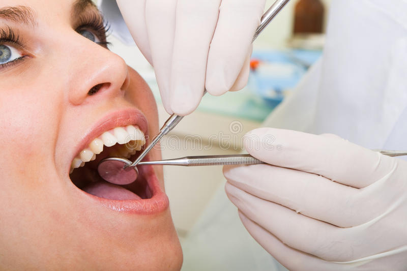 dental-operation-11099556.jpg