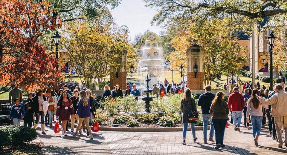 Students visiting UNA