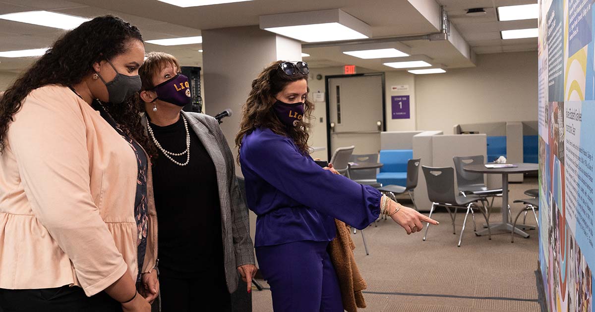 Dean of Students Minnette Ellis views the sesquicentennial mural in Collier Library with Vice President of Student Affairs Kimberly Greenway and General Counsel Amber Fite-Morgan.